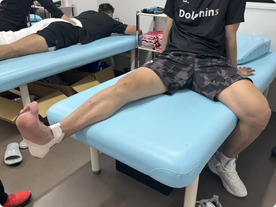 スポーツトレーナーが施術している様子
